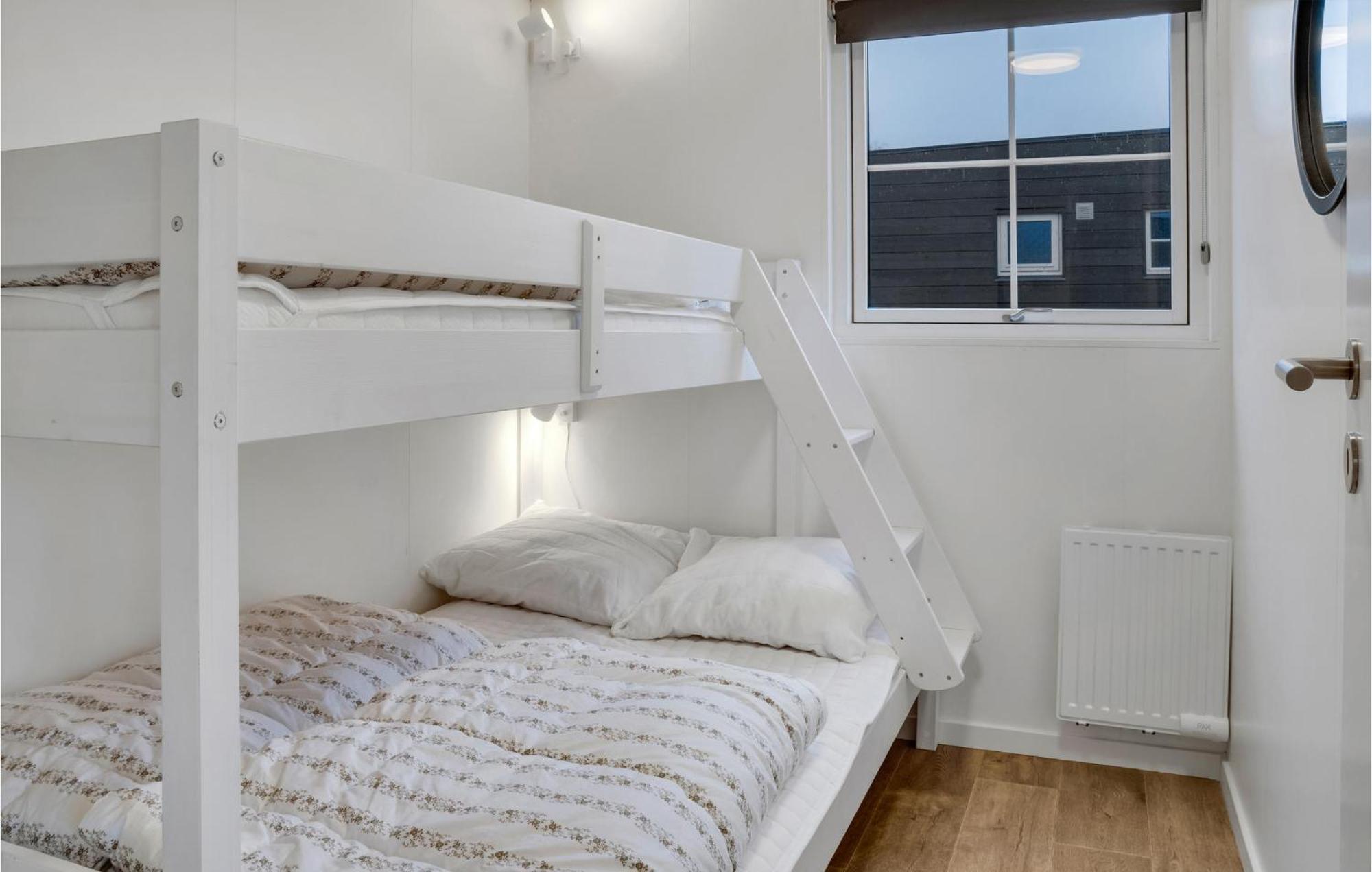 2 Bedroom Nice Apartment In Vaeggerlose Bøtø By Buitenkant foto