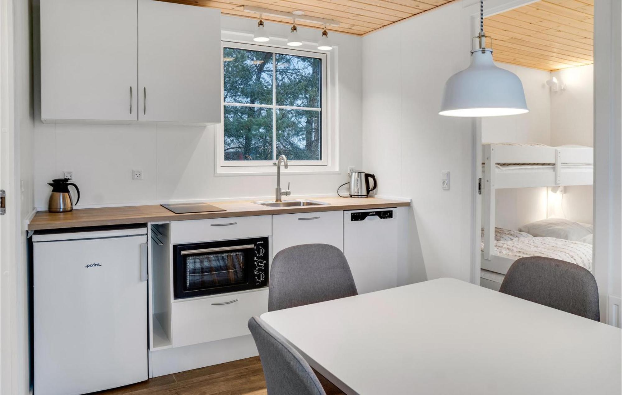 2 Bedroom Nice Apartment In Vaeggerlose Bøtø By Buitenkant foto