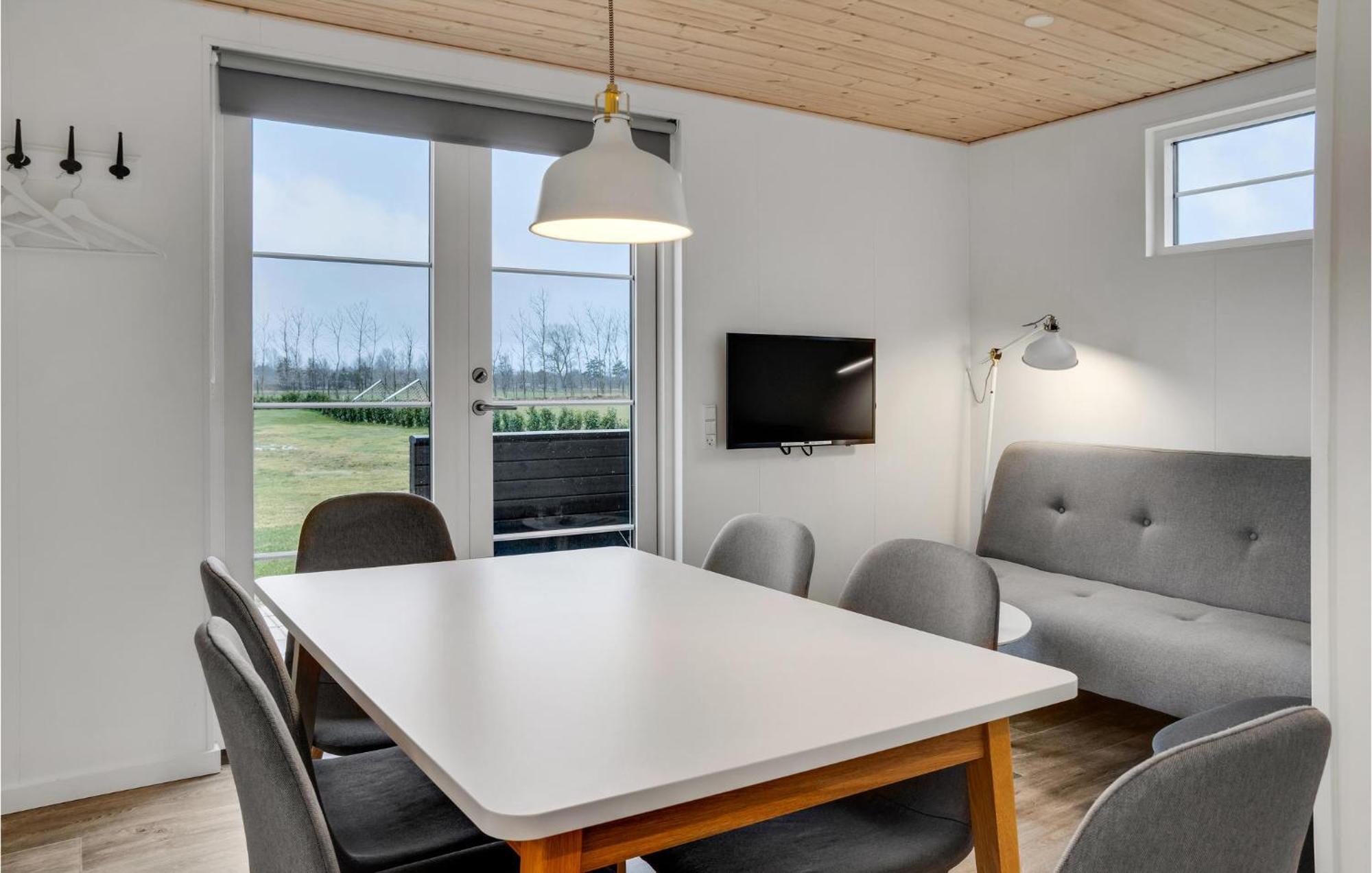 2 Bedroom Nice Apartment In Vaeggerlose Bøtø By Buitenkant foto